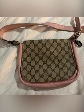 Gucci Beige GG Supreme Crossbody with Pink Trim